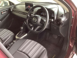 フロントシートは心地よいフィット感と程よいホールド性を両立。今までになく快適な運転を楽しめるマツダ自慢のシートです。