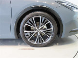 純正のアルミホイール装着車です。タイヤサイズは195/50R19です。