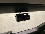 後方にもドライブレコーダーのカメラが付いています。前後両方でお車の周りを監視・記録いたします。