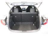 荷物の積みおろしがしやすいハッチバック。上方向にドアが開くので雨の日でも車内が濡れにくいですよ。