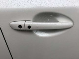 ボタンレスのスマートキーなのでドア周りもすっきりしています。