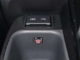 <USB>今後の車の進化に対応できる仕様となるのがUSB-C. 昨今、スマートフォンを車に接続して利用する場合(1)ケーブル接続による音楽再生(2)スマホの充電ができます!