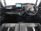 視界広々で運転しやすくロングドライブでも疲れを感じさせないすっきりとまとまったインパネ周りです。