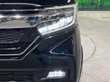 【LEDヘッドライト】悪天候や夜間走行時も良好な視界を確保し安心して運転できる高輝度LEDヘッドライトを装備!点灯速度が早く、消費電力も抑えられています。