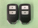 スマートキーを装備しています。鍵を差し込むことなくドアロックの開け閉めと、スタートボタン操作でのエンジンスタートができます。スペアキーも同じものを用意しております。