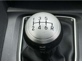 扱いやすい位置に配置されたフロアマニュアルトランスミッションです☆車を自在に操る感覚はマニュアルならではのもの。こだわりのマニュアルで気持ちのいい走りが楽しめますよ♪