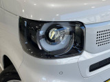 【LEDヘッドライト】悪天候や夜間走行時も良好な視界を確保し安心して運転できる高輝度LEDヘッドライトを装備!点灯速度が早く、消費電力も抑えられています。