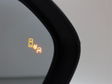 隣車線を走る車両をレーダーで検知し、ドアミラーでは確認しにくい後側方エリアに存在する車両に加え、急接近してくる車両も検知します。車両を検知するとドアミラーに搭載されたLEDインジケーターが点灯します。