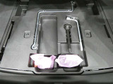 スペアタイヤレス車です。応急セットを搭載しております。