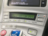 【オートエアコン】一度お好みの温度に設定すれば、車内の温度を検知し風量や温度を自動で調整。暑い&hellip;寒い&hellip;と何度もスイッチ操作をする必要はありません。快適な車内空間には必須の機能ですね♪