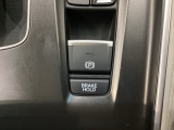 ギアセレクターの下に電子制御パーキングブレーキがあります。スイッチひとつで、停車した地点の傾斜などをシステムが検知・判断してブレーキ力を自動的に最適制御し、しっかり停車できるパーキングシステムです。