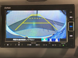 リバースギアに入れるだけで後方の表示へ切り替わります。夜間や雨の日の駐車も楽になりますよ。