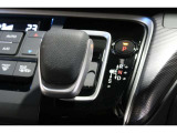 インパネシフトだから視線の移動も少なく足元もスッキリ♪運転席もゆったりしているのでゆとりを持ってドライブできますね!