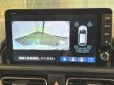 リバースギアに入れるだけで後方の表示へ切り替わります。夜間や雨の日の駐車も楽になりますよ。