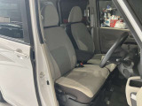 運転席、助手席です。座面も広くゆったりと座れてアームレストも付いているので重宝します。