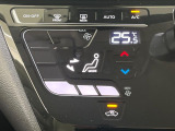 【オートエアコン】一度お好みの温度に設定すれば、車内の温度を検知し風量や温度を自動で調整。暑い&hellip;寒い&hellip;と何度もスイッチ操作をする必要はありません。快適な車内空間には必須の機能ですね♪