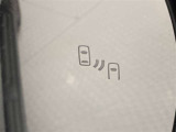 ブラインドスポットモニター(BSM)を装備しています。隣を走る車両が死角に入るとミラー内LEDインジケーターが点灯。さらに、ウィンカーを出すとインジケーターが光って点滅して注意を促してくれます。