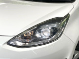 【LEDヘッドライト】悪天候や夜間走行時も良好な視界を確保し安心して運転できる高輝度LEDヘッドライトを装備!点灯速度が早く、消費電力も抑えられています。