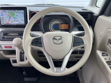 インテリアに合わせたデザインのステアリングは、運転される方のことも考え、運転しやすい形状、大きさです。是非一度、実際に触ってお確かめください。