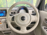 インテリアに合わせたデザインのステアリングは、運転される方のことも考え、運転しやすい形状、大きさです。是非一度、実際に触ってお確かめください。