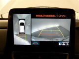 【全周囲モニター】車を上空から見下ろしたような映像をカーナビ画面に映し出し、車庫入れや縦列駐車をサポートしてくれます。