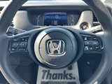 ハンドル左側にはオーディオコントローラーがついております。右側にはクルーズコントロール機能などのボタンがついており、高速道路走行時の負担を軽減します。