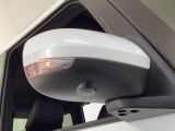 【ウインカーミラー】方向指示器をミラーのランプに点灯。対向車への視認性を高め、安心安全な方向転換をサポートします♪