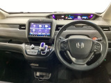 車内は光触媒抗菌消臭施工済です。インパネ周りはスタイリッシュなデザインです。グローブボックスやカップホルダーのほかにトレーなどたくさんの収納スペースが付いています。