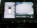 リバースにシフトするとまるで上空から見下ろしているような感じにナビゲーション画面に映し出します