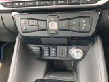フルオートエアコン搭載。温度設定だけで、車内はいつも快適な空間を維持できます。