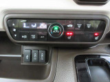 AUTOエアコンでいつでも快適な温度に!さらに運転席と助手席にはシートヒーターも付いています。