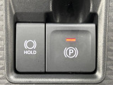 【電動パーキングブレーキ】パーキングブレーキは便利な電動式!ボタン一つで操作でき、アクセルを踏めば自動で解除されます♪レバーやペダルが無いので運転席廻りもすっきりしますね♪