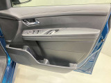 【運転席ドア】ボトルホルダーや収納ポケットが付いているので運転席周りもスッキリ保てます★