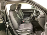 広い足元にゆったり座れるシートには肘掛けも装備しており長距離の運転でも疲れにくくなってます。女性でも運転がしやすいように、シートの高さ調整機能(シートリフター)がついています。