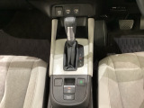 「e:HEV」は、モーター走行を中心にしながら電気エネルギーやエンジン動力を最も効率よく使い分けることができる賢いハイブリッドシステムです。サイドブレーキはスイッチ操作の電子制御パーキングブレーキです