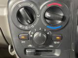寒い冬も暑い夏も全席に快適な空調を届けてくれる、ダイヤル式エアコンを装備♪