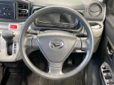 インテリアに合わせたデザインのステアリングは、運転される方のことも考え、運転しやすい形状、大きさです。是非一度、実際に触ってお確かめください。