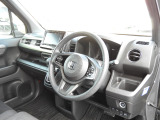 運転席周りの写真です。小柄な人も、大柄な人も、いつも心地よく運転できるように。自然な姿勢でラクに扱える、快適な環境づくりをこだわっています!