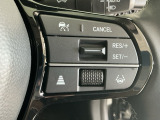 【アダプティブ・クルーズ・コントロール】予め設定した車速内でクルマが自動的に加減速。 前走車との適切な車間距離を維持しながら追従走行し、高速道路でのドライバーの疲労を軽減してくれる嬉しい機能付♪