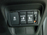 【両側パワースライドドア】両側がパワースライドドアになっており、運転席のスイッチやスマートキーのボタンからでも開閉が可能です!狭い駐車場でのお子様の乗り降りに便利です