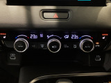 オートエアコンは左右席で独立温度コントロールが可能です。運転席はキンキンに冷やして助手席はマイルドにと言った設定が可能です☆暑さ寒さでケンカすることもなくなりますね♪