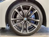 BMWの純正アロイホイールは軽量かつ強度にも優れているホイールで走行性能を引き上げる設計になっております。足元にもBMWは妥協がなくこだわっている個所になります。