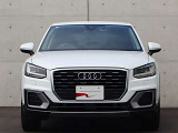 ●一目でAudiとわかる特徴的なシングルフレームグリル・LEDランプ。精悍なフロントマスクからAudiのスマートで上品なブランドを連想させてくれます。女性にも大変ご好評頂いております。