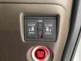 【両側電動スライドドア】運転席から後部ドアの開閉が可能です。チャイルドロックと併せて使えば小さなお子様を乗せていても安心です。