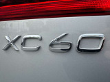 XC60よりスマートにその輝きを増して生まれ変わりました。クリーンでエレガントなスカンジナビアン・デザイン。その流麗なエクステリアは、さらにシンプル&スマートに研ぎ澄まされました。