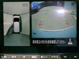 リバースにシフトするとまるで上空から見下ろしているような感じにナビゲーション画面に映し出します