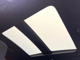 【調光パノラマルーフ】車内の解放感が一気に上がる大型パノラマルーフに調光機能がプラス!日差しが強い時、シェードを閉めなくてもガラスの透明度を調整することで心地よい明るさに♪