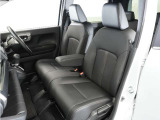 運転席と助手席は足元が繋がっているので自由に行き来しやすいので駐車場が狭いときでも助手席側からスムーズに乗り降りできて便利!