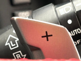 【パドルシフト】ハンドルから手を離さずに素早くシフトアップ&ダウンができるので、エンジンブレーキを使う下り坂や高速道路の合流で加速したい場面で役立ちます。