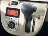 【オートエアコン】一度お好みの温度に設定すれば、車内の温度を検知し風量や温度を自動で調整。暑い&hellip;寒い&hellip;と何度もスイッチ操作をする必要はありません。快適な車内空間には必須の機能ですね♪